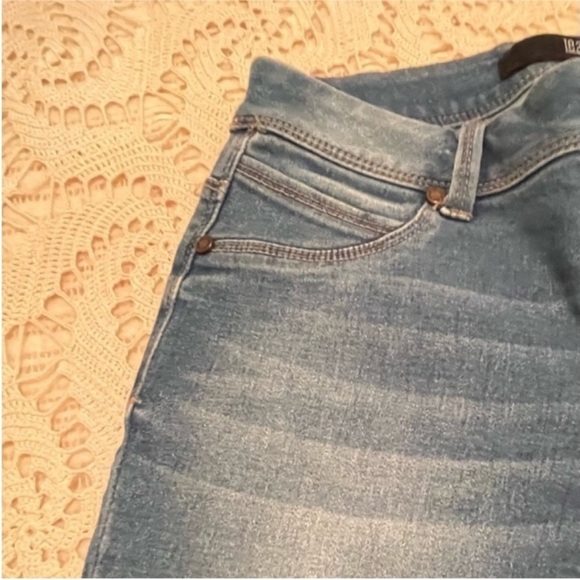1822 BERMUDA women's denim jean shorts size 4 whiskers medium wash cuffed EUC - Picture 8 of 14